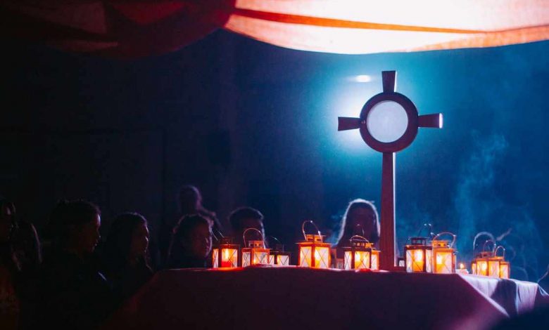 Photo of Meditando ante el Sagrario